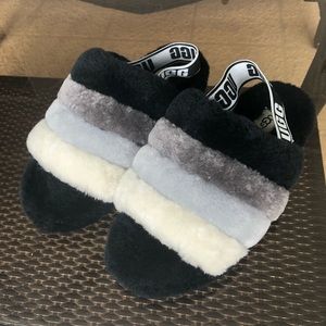 BRAND NEW NEVER WORN UGG SLIDE SLIPPERS